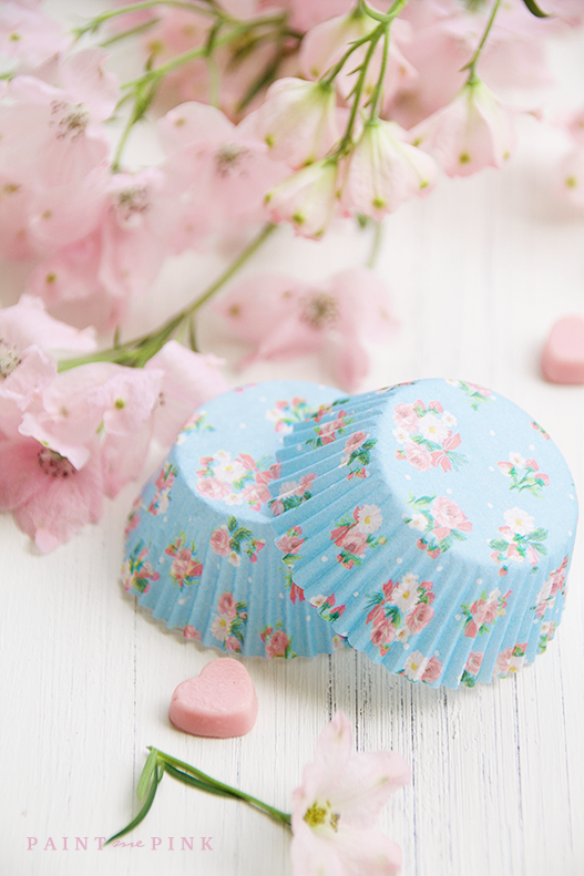 Beautiful Vintage Blue and Pink Cupcake Liners. Mix and match cupcake liners for a vibrant vintage display.