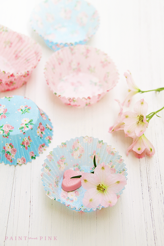 Beautiful Vintage Blue and Pink Cupcake Liners. Mix and match cupcake liners for a vibrant vintage display.